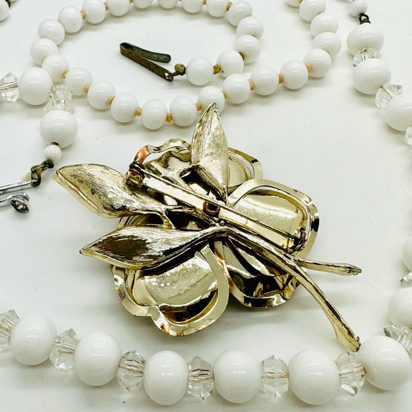 Vintage milkglass necklaces mod flower brooch - Picture 15 of 17